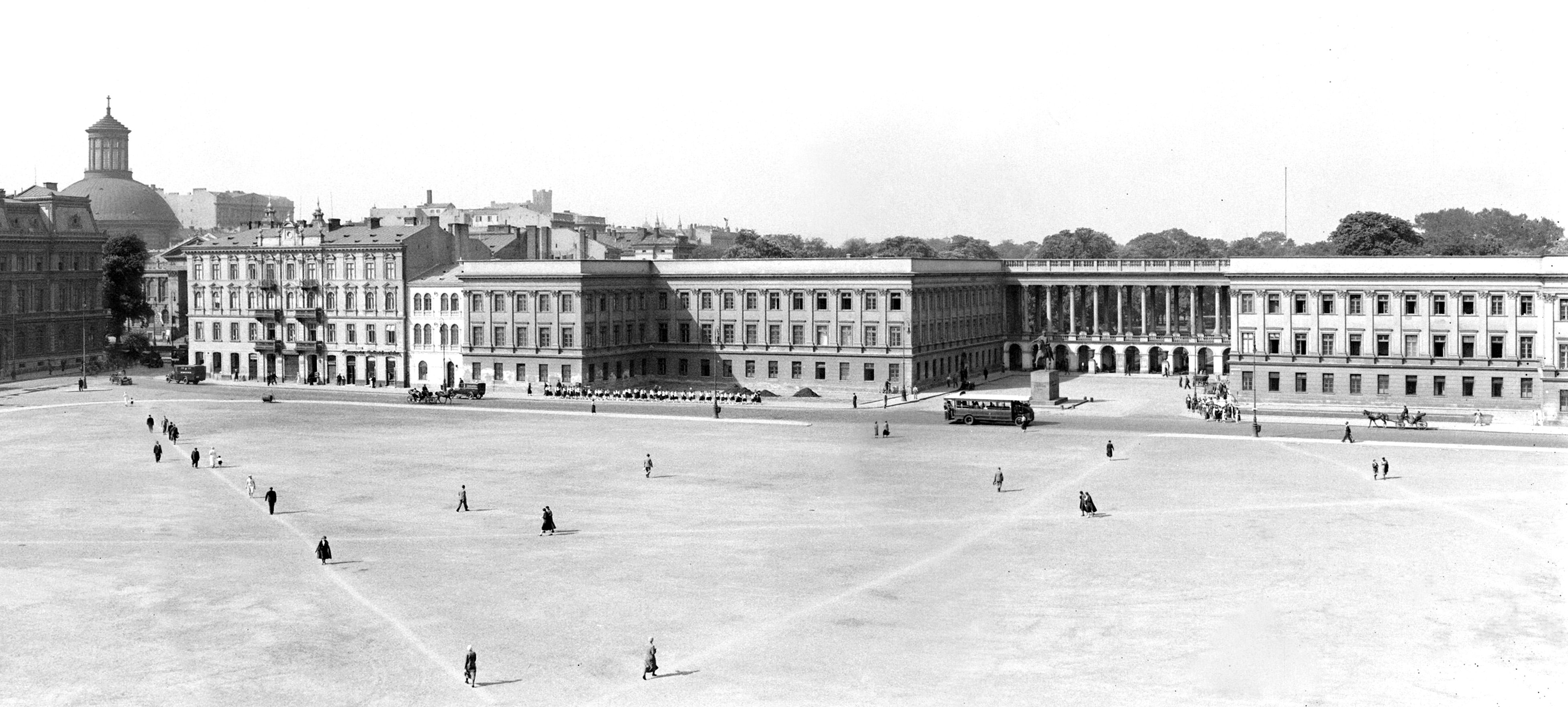 Widok pl. Piłsudskiego. Po prawej widać bryłę Pałacu Saskiego, do której z lewej strony przylega narożna kamienica z adresem Królewska 6. 1934 rok, fot. Willem van de Poll, Kolekcja Narodowego Archiwum Królestwa Niderlandów.