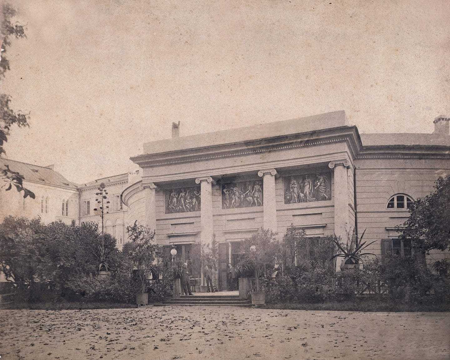 Kamienica przy ul. Królewskiej 10/12, czyli Kamienica Lesslów. Widok tzw. „rotundy” od strony Ogrodu Saskiego, w której znajdowała się cukiernia. Ok. 1880 rok, Archiwum rodziny Zbigniewa Semadeniego, Prezydenckidomena publiczna