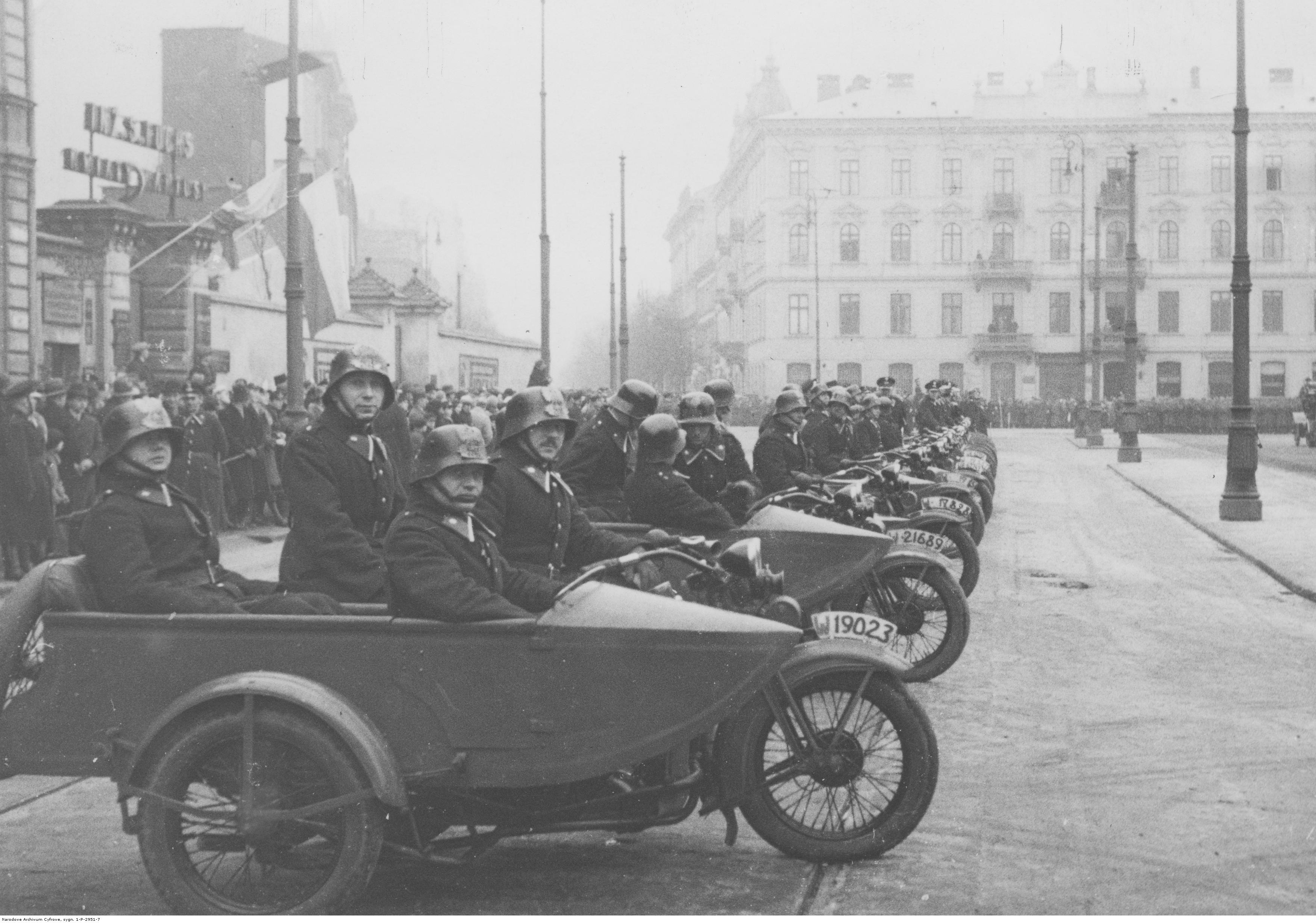 Obchody Święta Niepodległości na placu Piłsudskiego 11 listopada 1932. W tle widać narożną kamienicę przy ul. Królewskiej 6. Narodowe Archiwum Cyfrowe