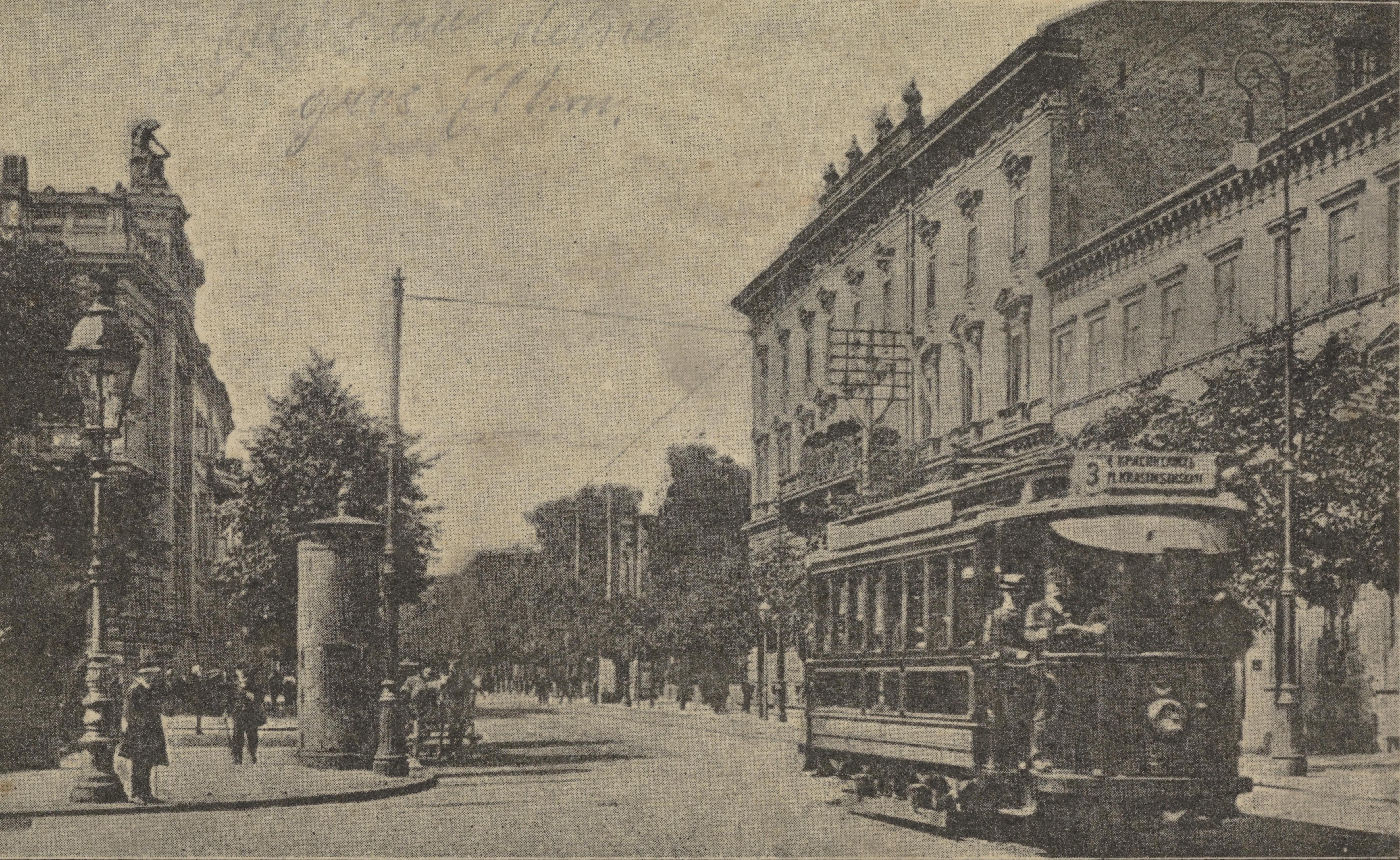Pocztówka z widokiem ul. Królewskiej, przed 1915. Po prawej widać kamienice pod numerem 8 i 10/12. Biblioteka Narodowa