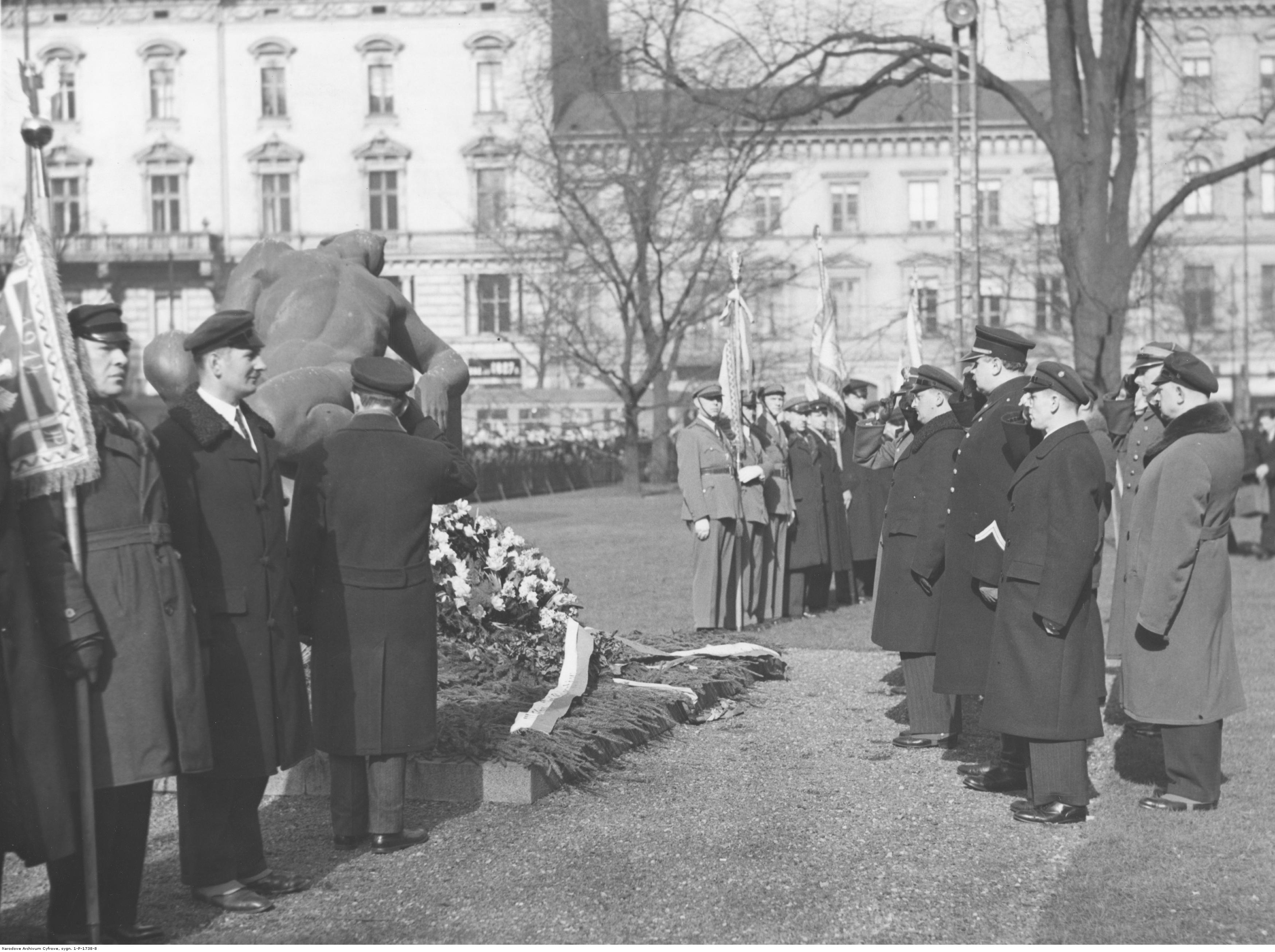 Złożenie wieńców na pl. Małachowskiego podczas III walnego Zjazd Związku Peowiaków w Warszawie; w tle kamienice przy ul. Królewskiej 8 i 10/12. 7-8 marca 1936 roku, Narodowe Archiwum Cyfrowe