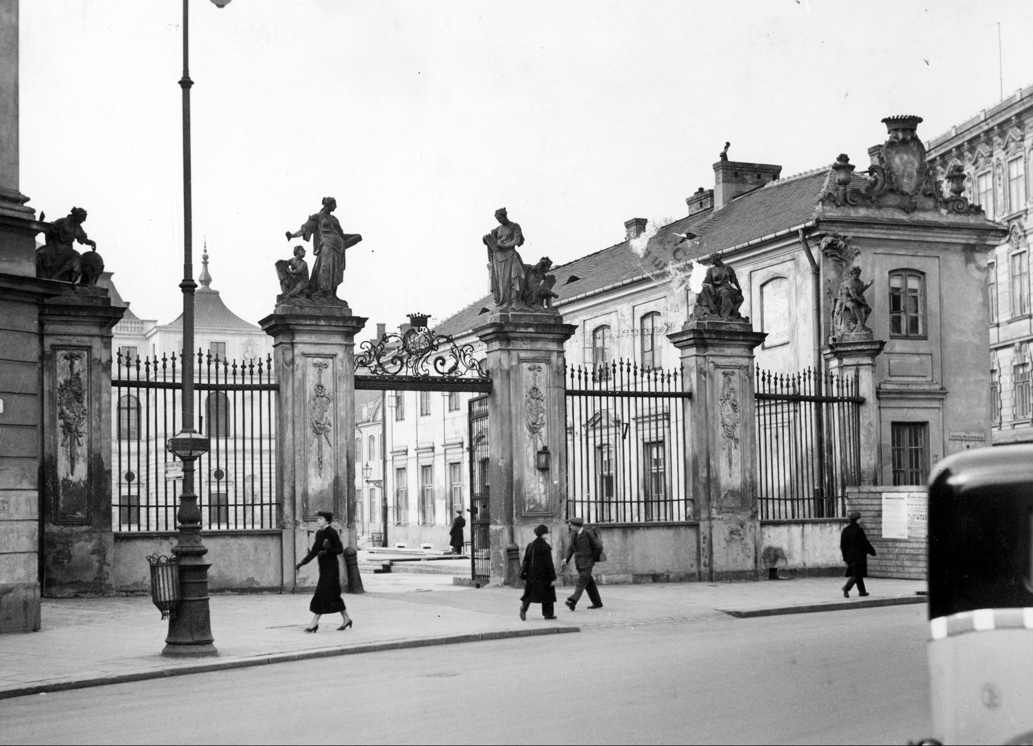 Brama siedziby Ministerstwa Spraw Zagranicznych w Pałacu Brühla, marzec 1936 roku. Narodowe Archiwum Cyfrowe