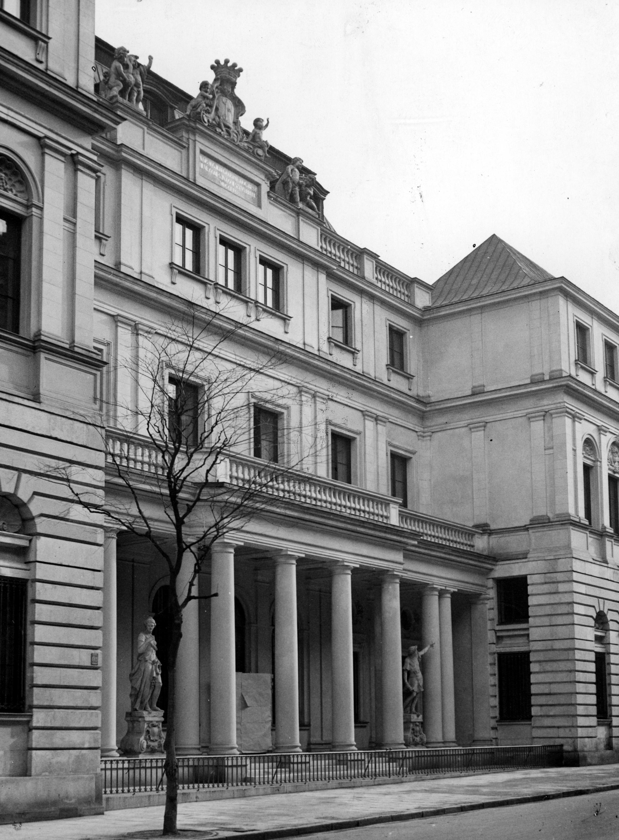 Pałac Brühla, elewacja od strony ul. Fredry, marzec 1936 roku. Narodowe Archiwum Cyfrowe