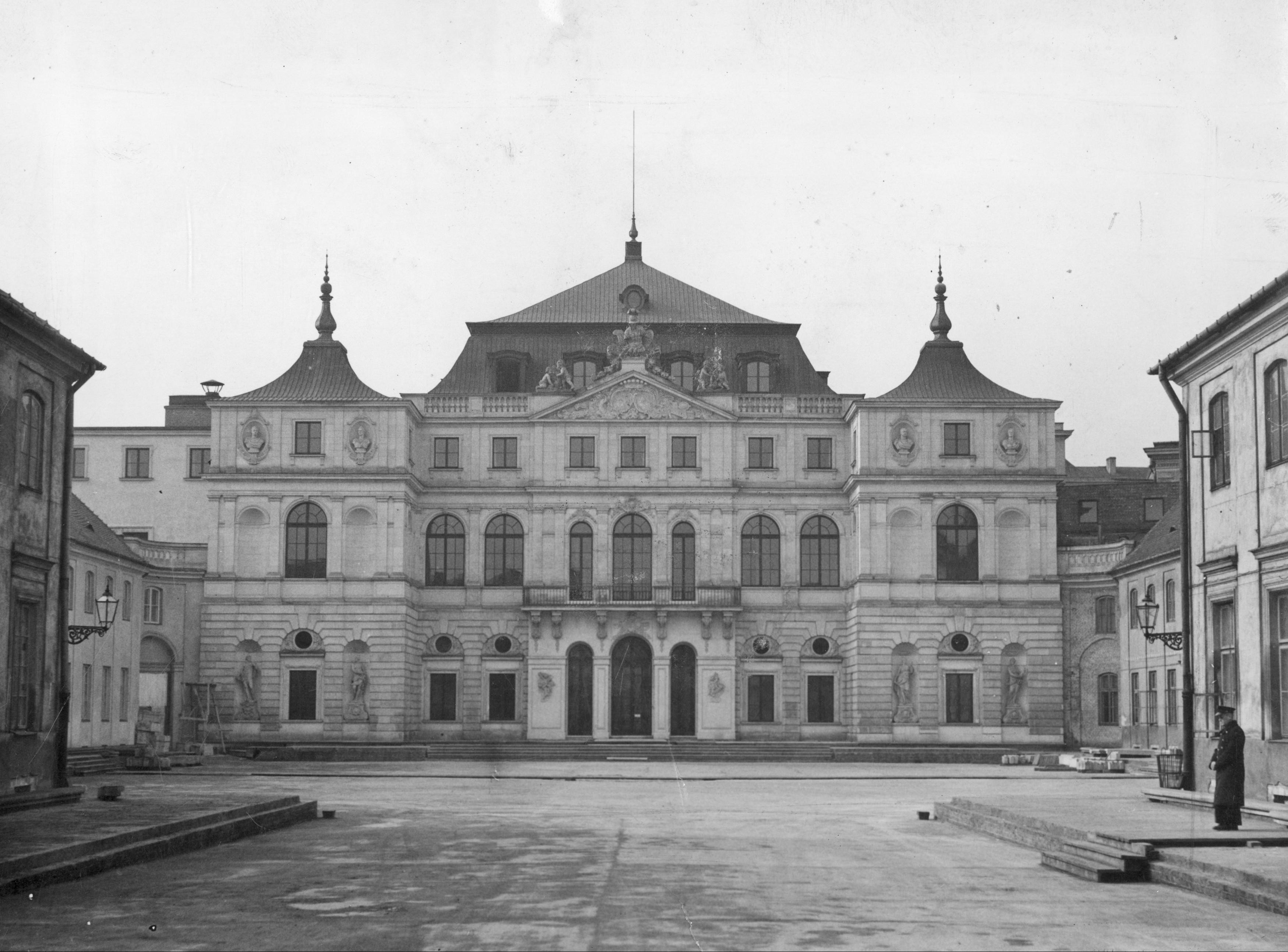 Fasada Pałacu Brühla, marzec 1936 roku. Narodowe Archiwum Cyfrowe