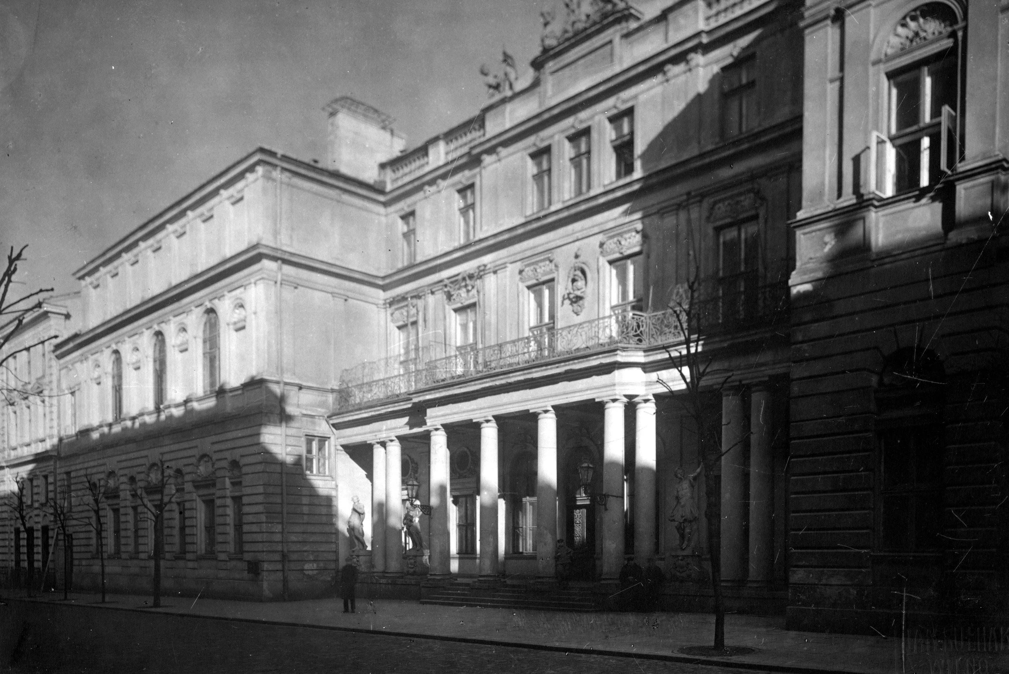 Widok Pałacu Brühla od ul. Fredry, rok nieznany (przed 1933), fot. Jan Bułhak. Narodowe Archiwum Cyfrowe