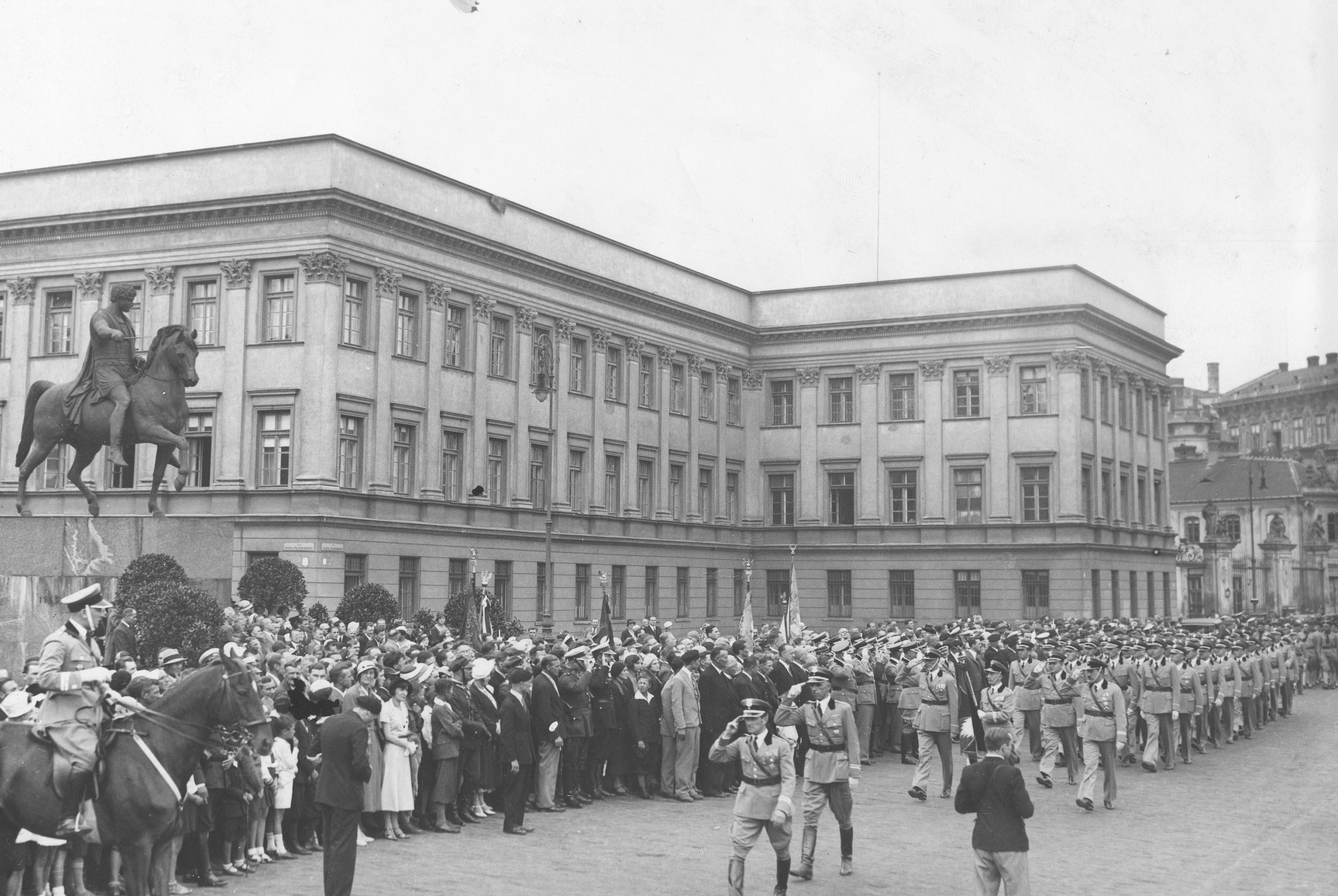 Poświęcenie sztandaru Związku Obrony Kresów Wschodnich, 20 sierpnia 1933 roku. Widoczny pomnik księcia Józefa Poniatowskiego i fragment Pałacu Saskiego. Narodowe Archiwum Cyfrowe