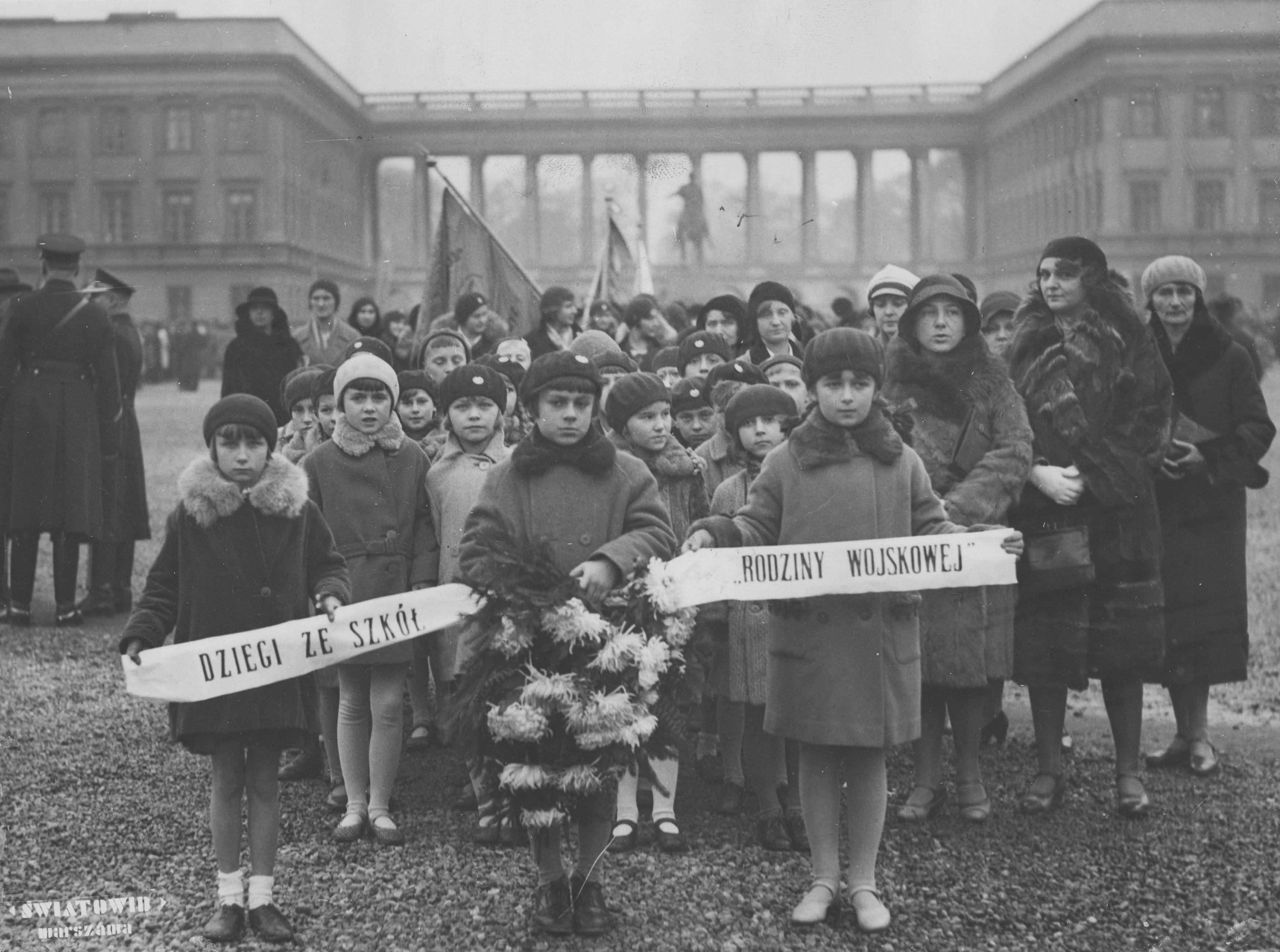 Uroczystości w Warszawie z okazji 25-lecia walk o polską szkołę, 25 października 1930 roku. Za dziećmi ze szkół „Rodziny Wojskowej” widać Pałac Saski. Narodowe Archiwum Cyfrowe