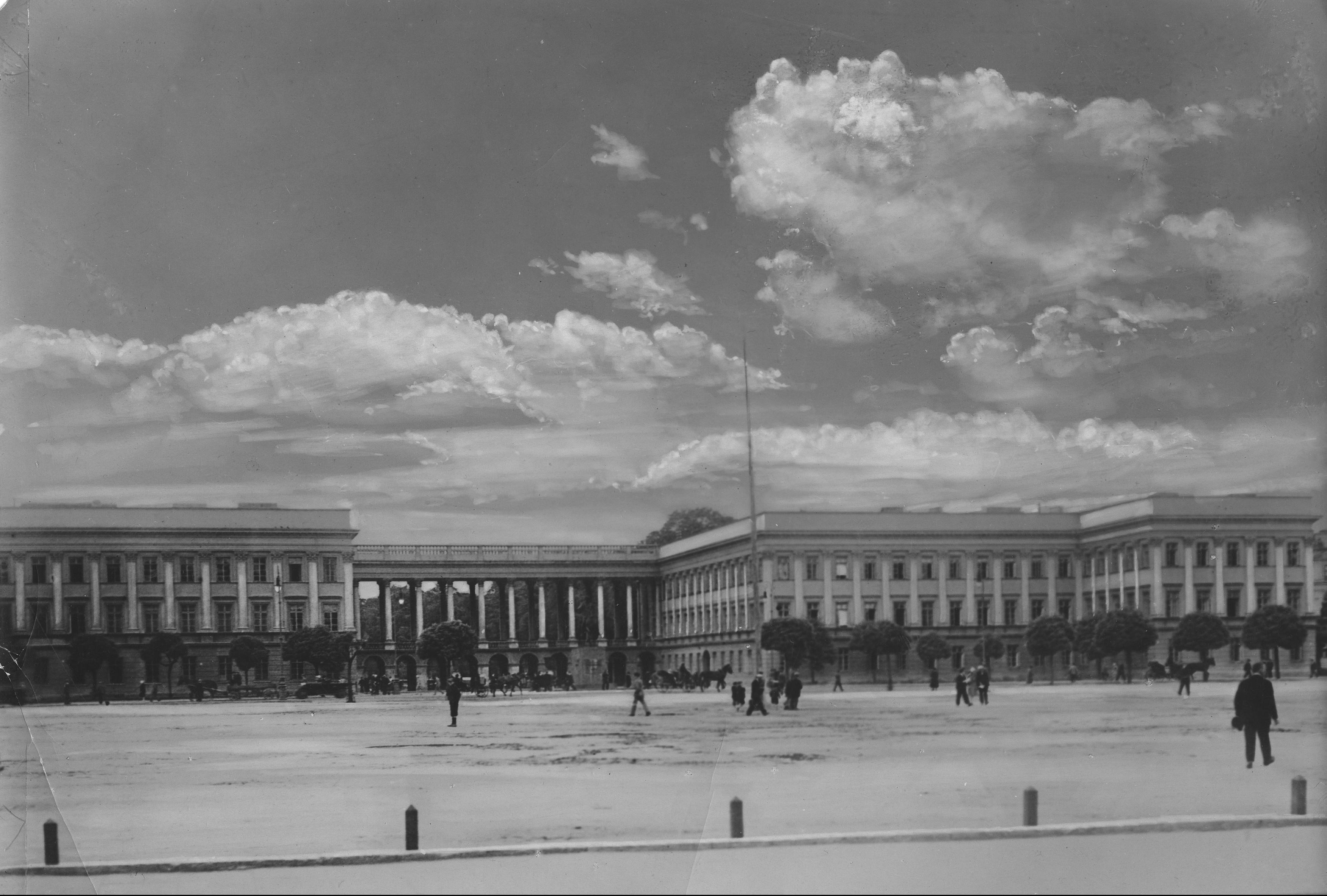 Widok ogólny Pałacu Saskiego od strony pl. Piłsudskiego, ok. 1928 rok. Narodowe Archiwum Cyfrowe