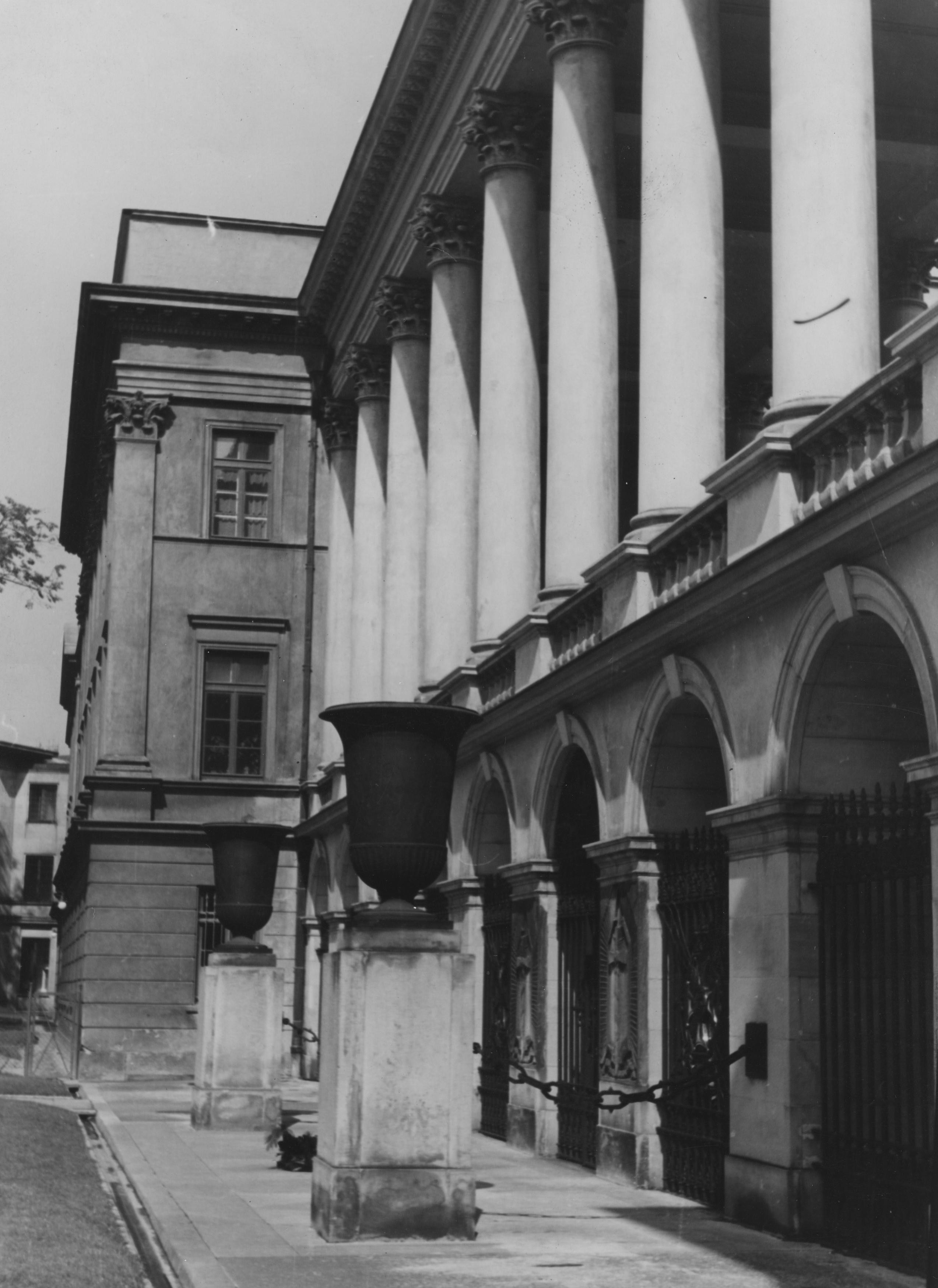 Grób Nieznanego Żołnierza w arkadach kolumnady Pałacu Saskiego, rok nieznany. Narodowe Archiwum Cyfrowe