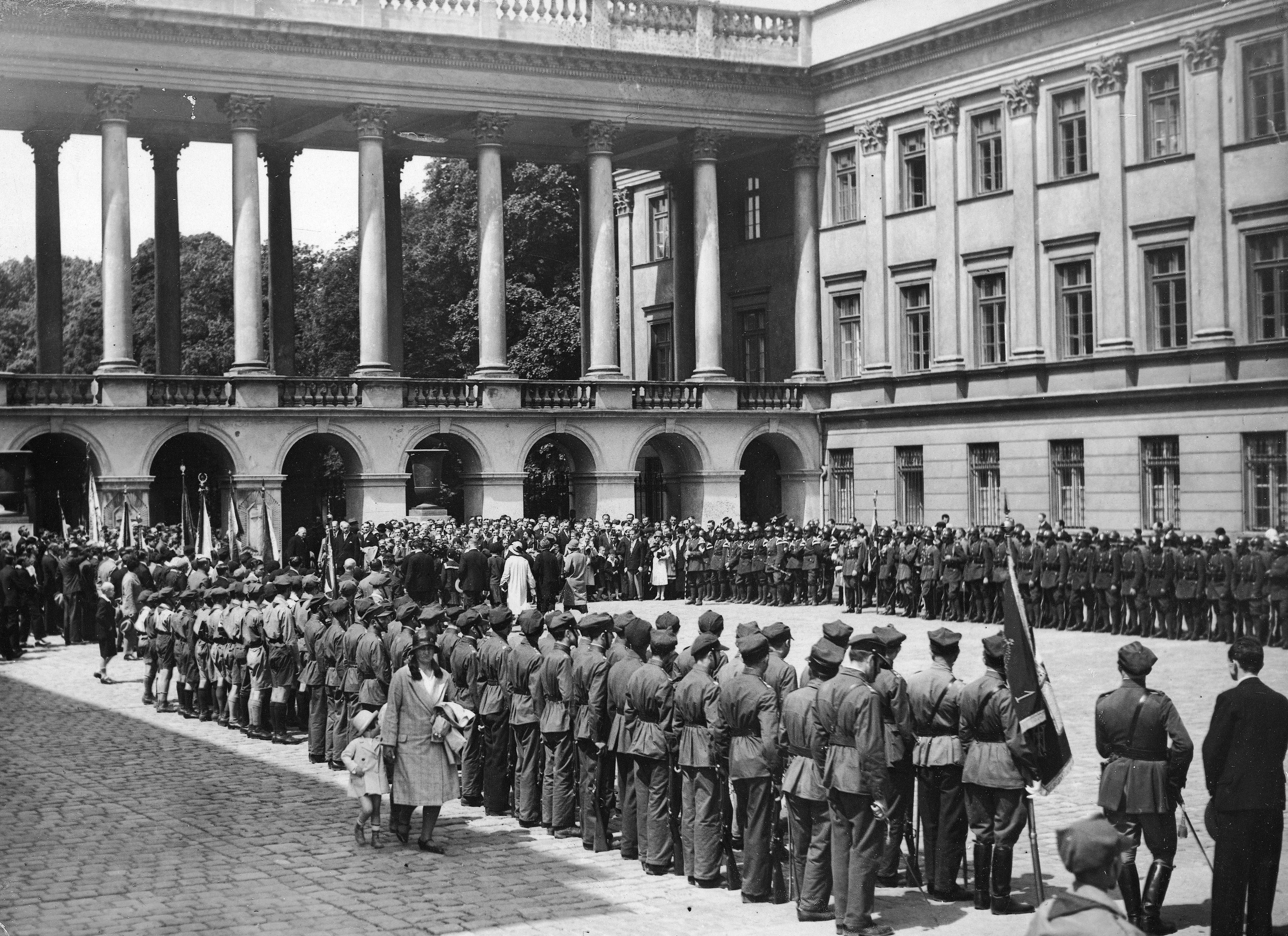Oddziały Przysposobienia Wojskowego przed Grobem Nieznanego Żołnierza, 9 czerwca 1930 roku. Narodowe Archiwum Cyfrowe