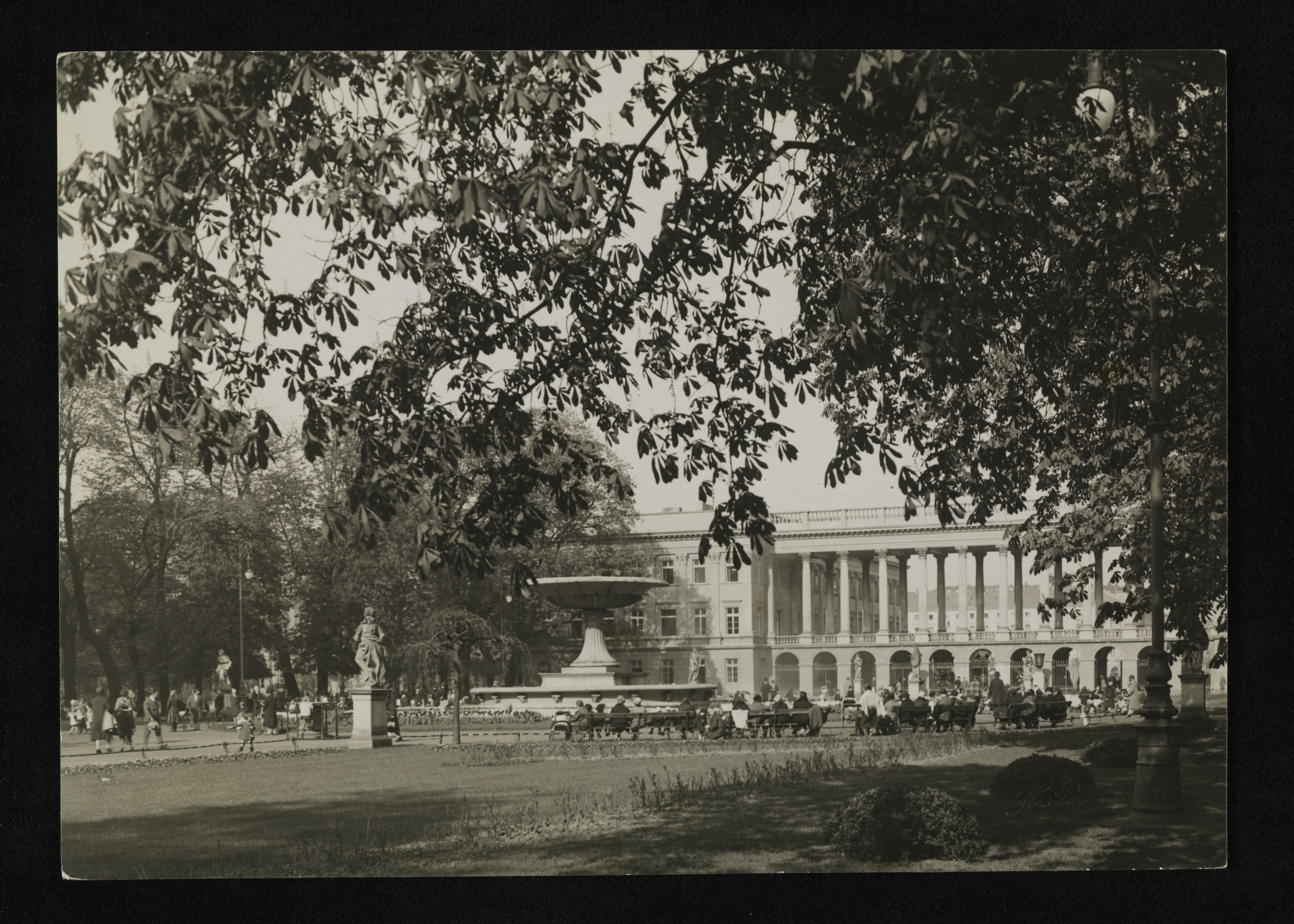Widok Pałacu Saskiego ze strony Ogrodu Saskiego przed 1939 rokiem, fot. Henryk Poddębski. Biblioteka Narodowa